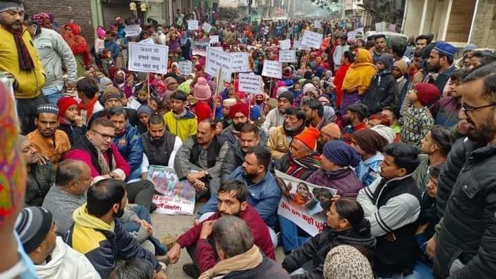 اتراکھنڈ میں مسلم علاقے کے رہائشیوں نے 4000 سے زیادہ مکانات کو مسمار کرنے کے عدالتی حکم کے خلاف احتجاج کیا