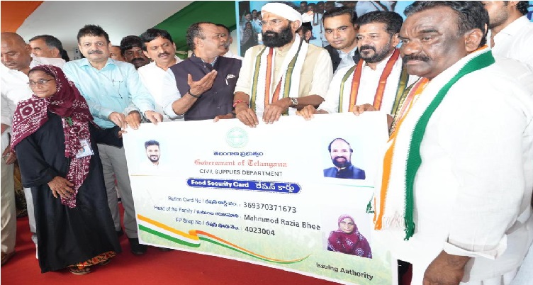 چیف منسٹر ریونت ریڈی نے سوریا پیٹ  میں نئے راشن کارڈ کا آغاز کیا