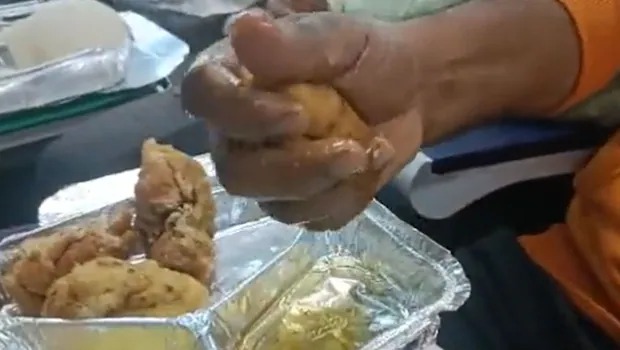 وندے بھارت ٹرین میں مسافر نے خراب معیار کا کھانا دکھایا 