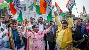 کانگریس کارکنان دہلی میں پارٹی دفتر کے باہر ہماچل پردیش انتخابات میں جیت کا جشن منا رہے ہیں