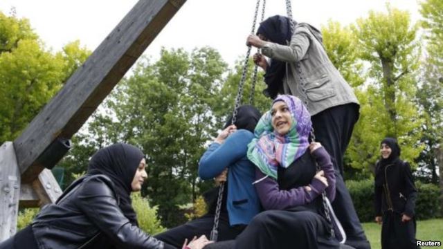  برطانوی مسلمان خواتین ڈگری کی دوڑ میں مردوں سے آگے: رپورٹ 