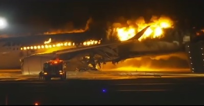 جاپان ایئرلائن کے طیارے میں رن وے پر آگ لگ گئی، مسافرین محفوظ