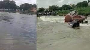 آندھرا پردیش میں موسلادھار بارش کے باعث  اننت پور ضلع میں پانی بھرگیا لاری ٹینکر سیلاب میں بہہ گیا..