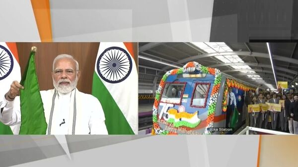 مودی نے ہوڑہ-نیو جلپائی گوڑی وندے بھارت ایکسپریس ٹرین کو ہری جھنڈی دکھائی