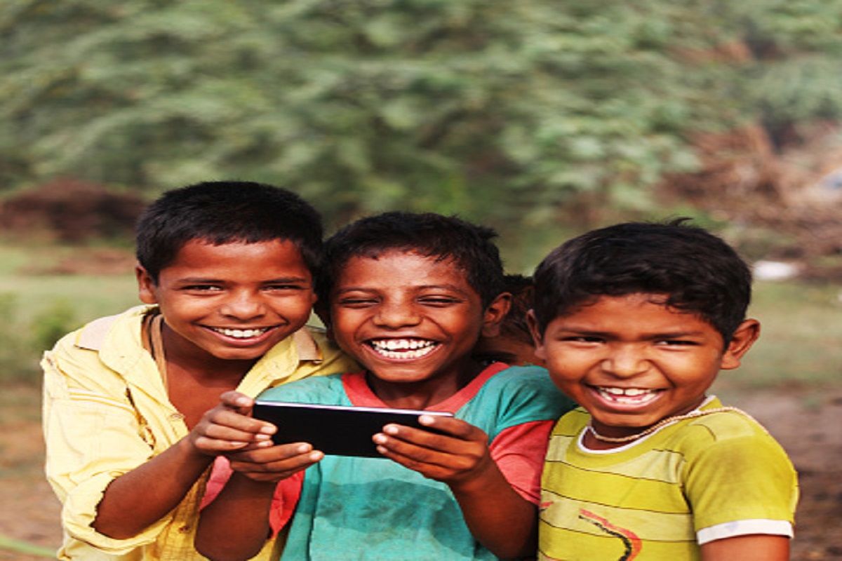 مہاراشٹر کے گاؤں میں 18 سال سے کم عمر کے بچوں کے لیے موبائل فون کے استعمال پر پابندی ہے