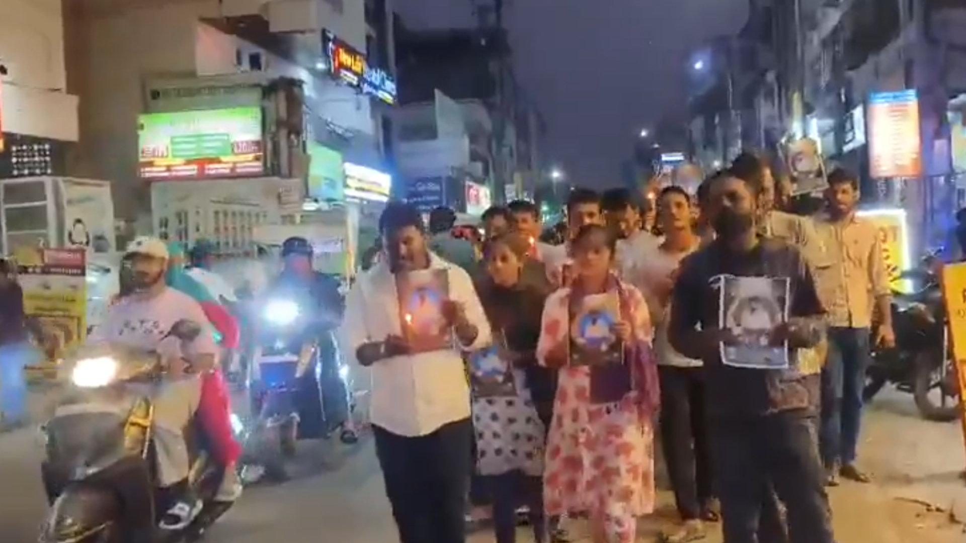 حیدرآباد:  کمارسوامی کی خودکشی پر نوجوانوں کا انصاف کا مطالبہ، کینڈل مارچ نکالا گیا