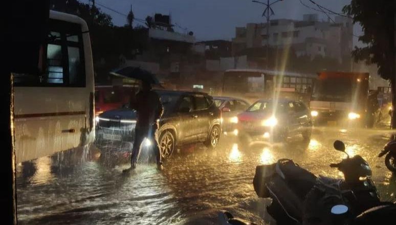 تلنگانہ کے مختلف اضلاع میں گرج چمک کے ساتھ بارش، حیدرآباد میں ٹریفک جام