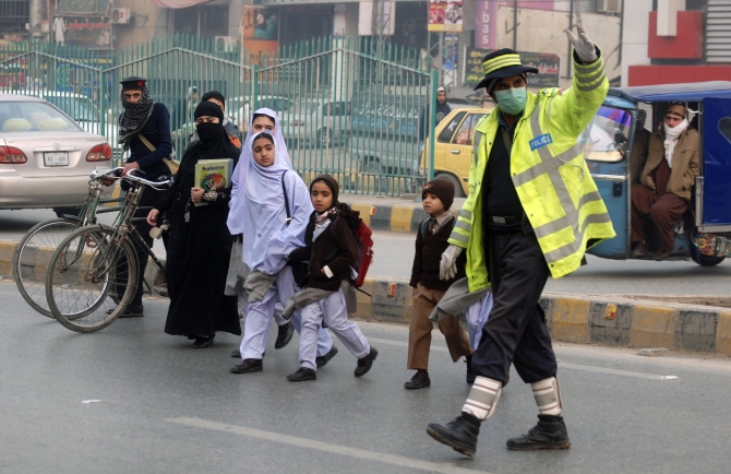 کشمیر میں سرمائی تعطیلات کے بعد تعلیمی ادارے کھل گئے