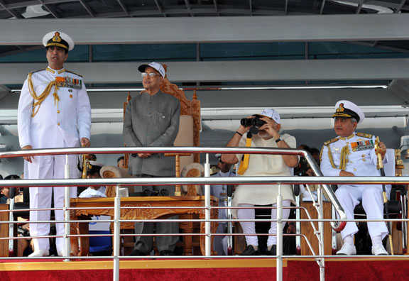صدر جمہوریہ پرنب مکھرجی نے وشاکھا پٹنم میں بین الاقوامی بحری جہازوں کی مشقوں کا معائنہ کیا