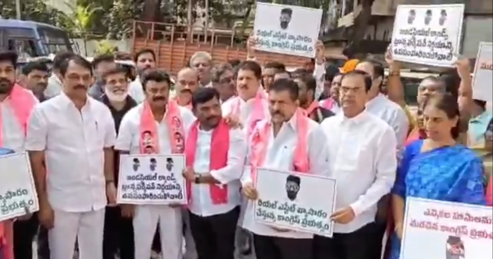 جی ایچ ایم سی اجلاس سے قبل صنعتی اراضی کی فروخت کے خلاف بی آر ایس کا شدید احتجاج