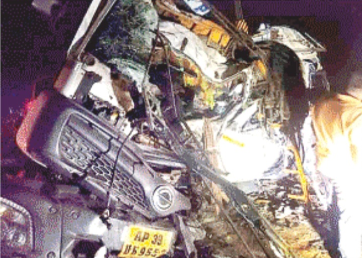 آندھراپردیش کے نیلورمیں خوفناک سڑک حادثہ،7افرادہلاک اور14زخمی