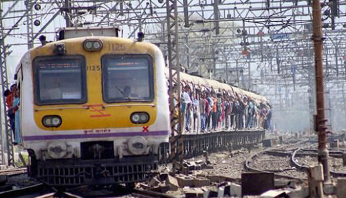 ممبئی میں ٹرین کی زد میں آنے سے 4 افراد کی موت، تحقیقات کا حکم