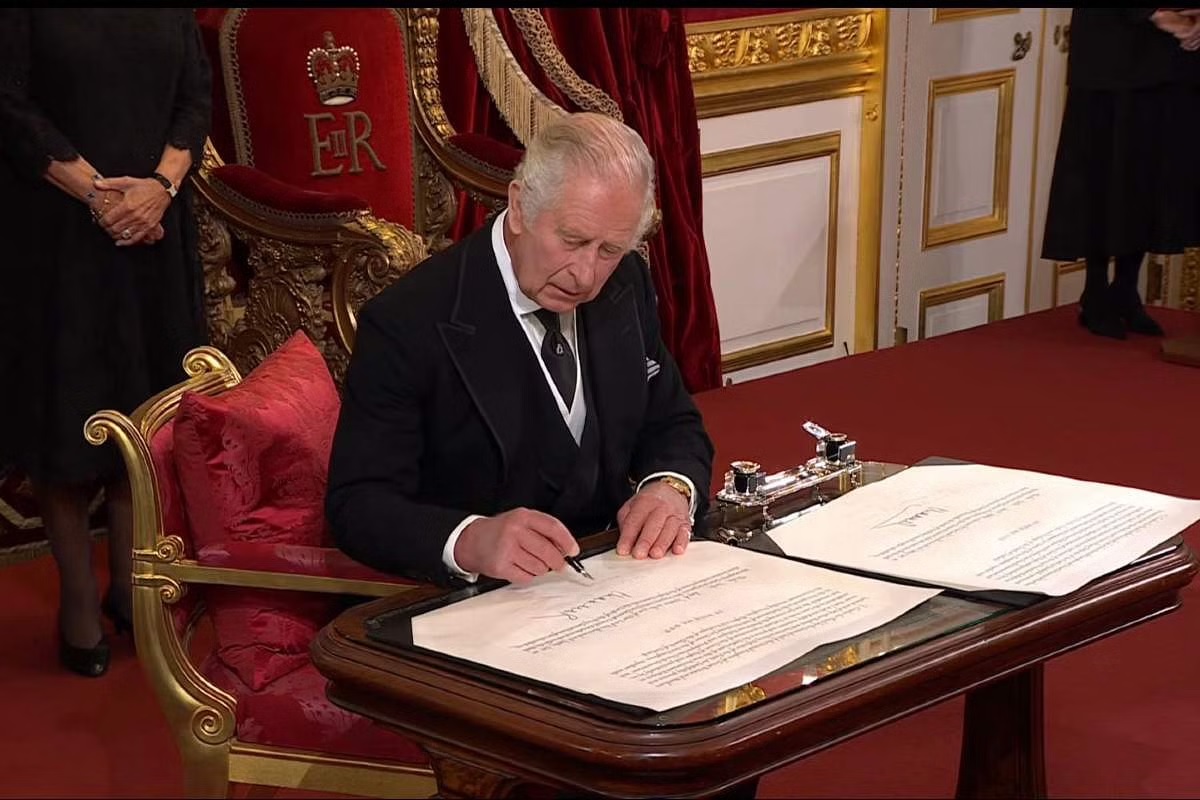 سرکاری طور پر شہزادہ چارلس برطانیہ کے نئے بادشاہ