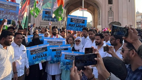 حجاب واقعہ پر کانگریس کارکنوں کا چارمینار کے پاس احتجاج