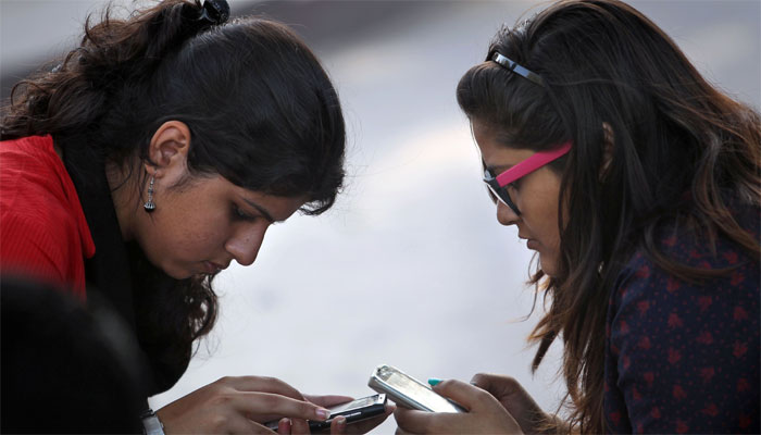 گجرات کے ایک گاؤں میں لڑکیوں کو موبائل رکھنے پر پابندی