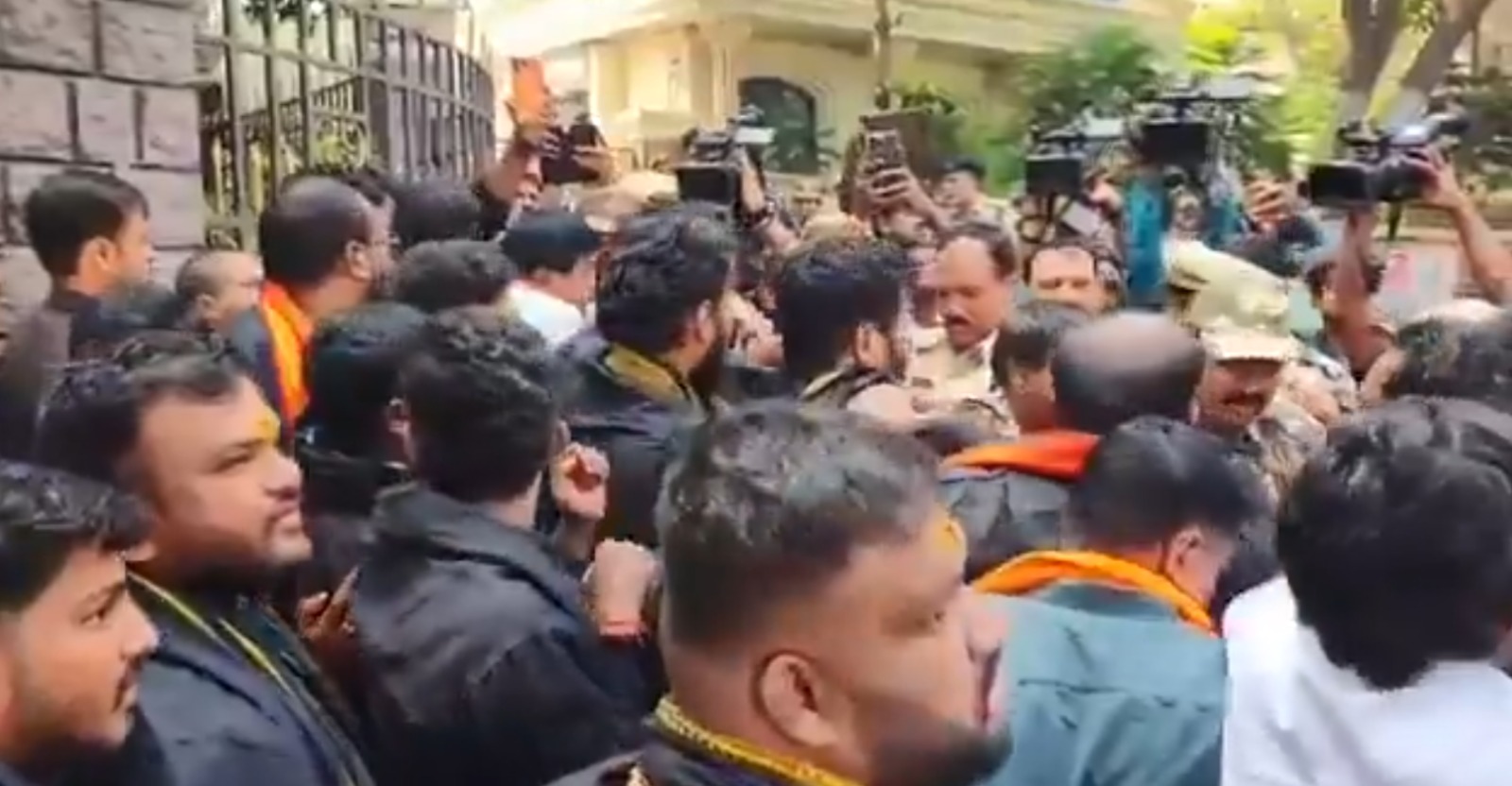 تلنگانہ ڈی جی پی دفتر کے سامنے ایپا بھکتوں اور بی جے وائی ایم کارکنوں کا احتجاج، صورتحال کشیدہ