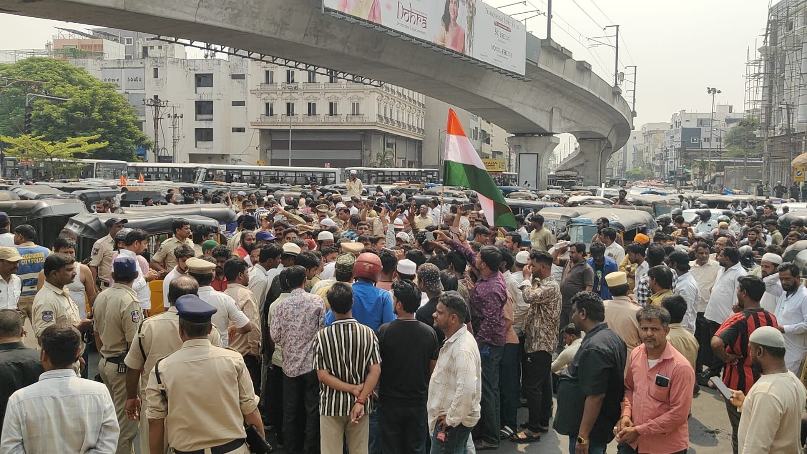 معظم جاہی مارکیٹ پر  کشیدگی، آٹو ڈرائیورز کا شدید احتجاج،پولیس کی مداخلت،ایک ڈرائیور کی خودکشی کی کوشش