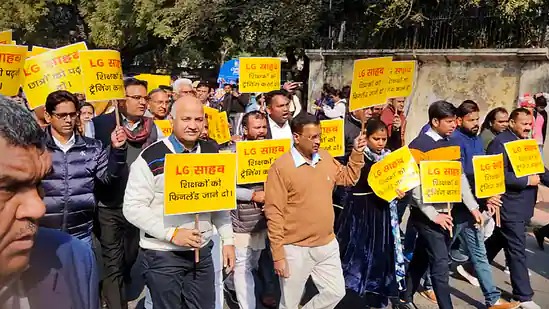 کیجریوال، AAP ایم ایل اے اساتذہ کی تربیت پر دہلی ایل جی کے گھر تک مارچ کر رہے ہیں