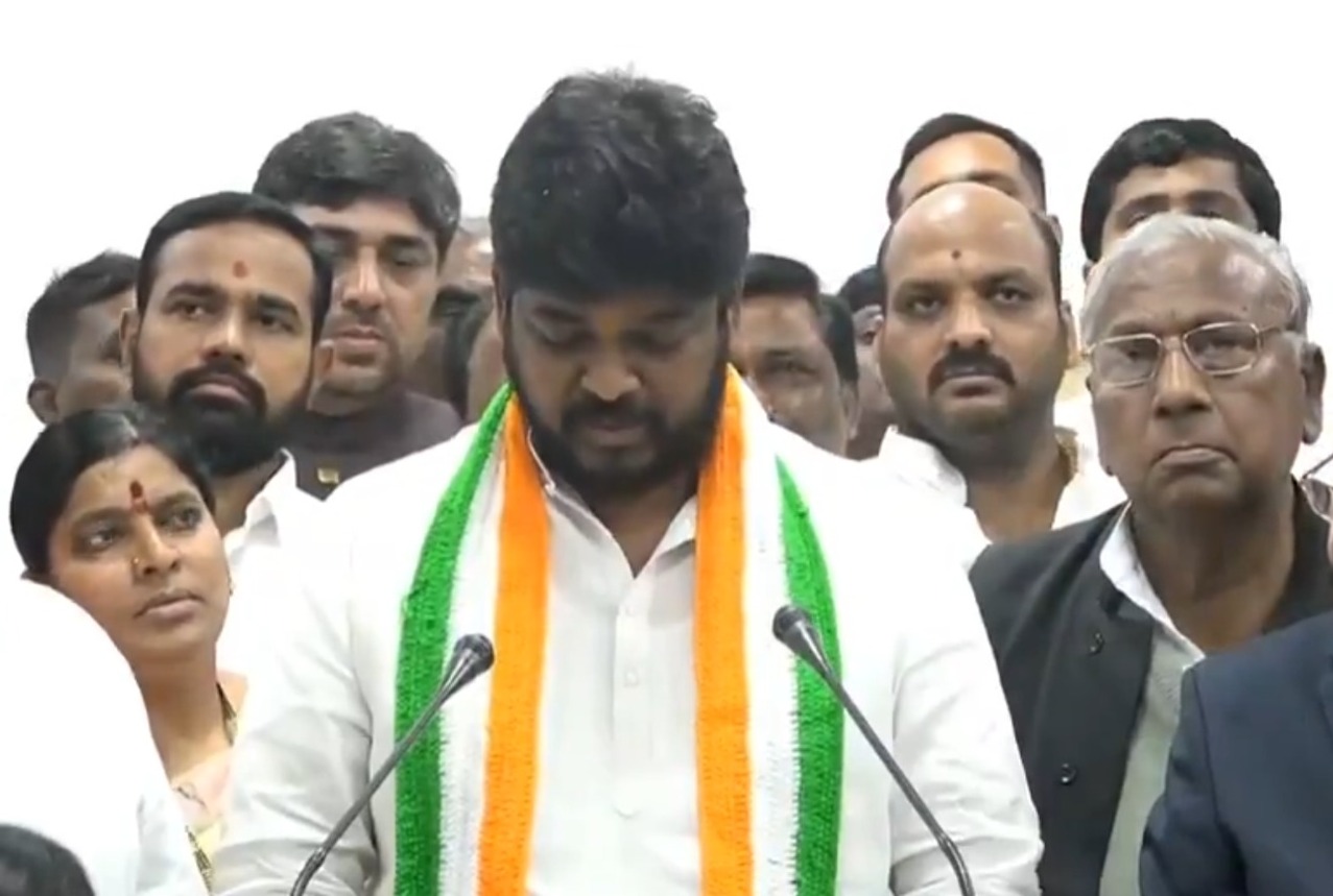 نوین یادو نے تلنگانہ اسمبلی اسپیکر کی موجودگی میں جوبلی ہلز کے ایم ایل اے کے طور پر حلف لیا