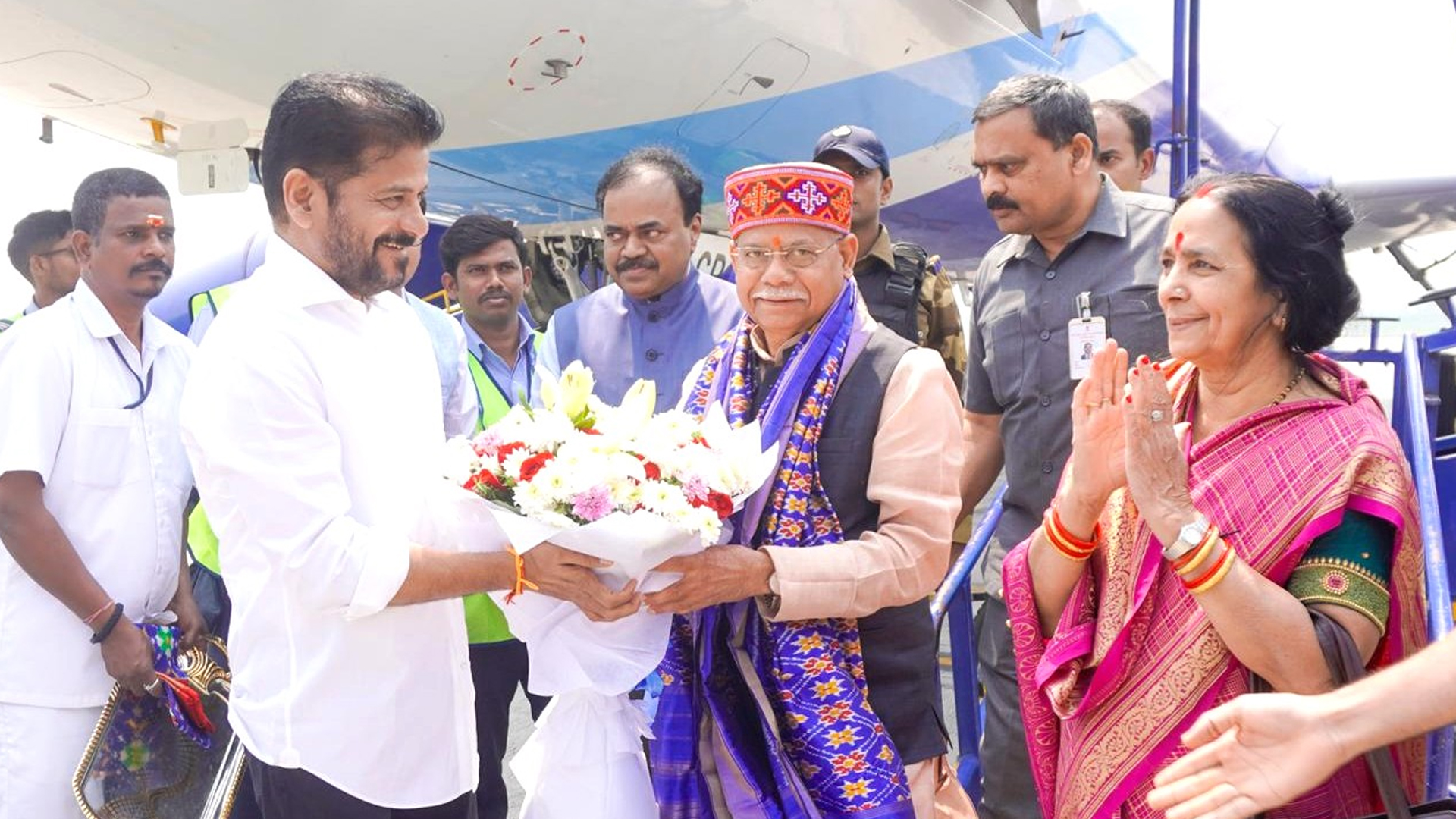 تلنگانہ کے نئے گورنر شیو پرتاپ شکلا حیدرآباد پہنچ گئے، وزیر اعلیٰ ریونت ریڈی نے استقبال کیا