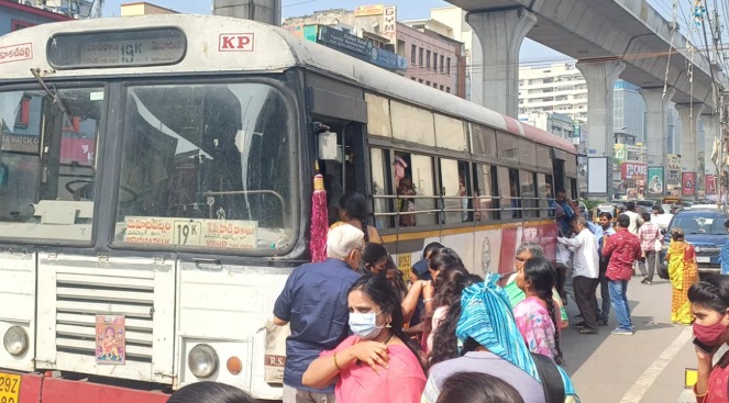 تلنگانہ میں خواتین کی مفت بس سروس کے لیے اسمارٹ کارڈ متعارف ہوں گے