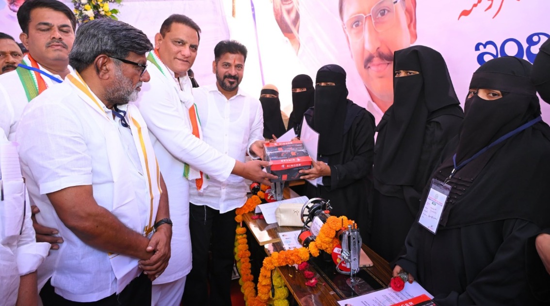 چیف منسٹر ریونت ریڈی کی جانب سے محبوب نگر میں اقلیتی خواتین کو سلائی مشینوں کی تقسیم