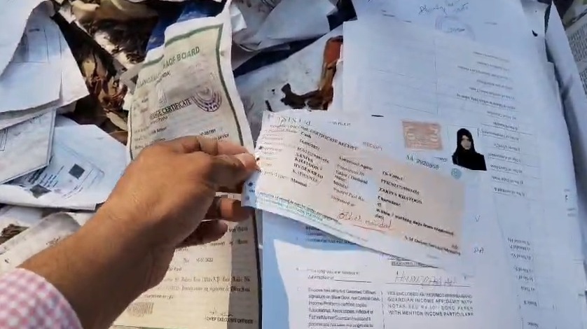 چارمینار تحصیل آفس میں لاپرواہی: حساس دستاویزات کھلے عام، شہریوں کی معلومات خطرے میں