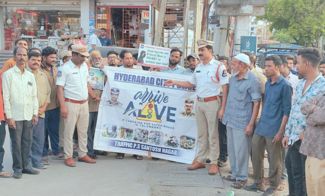 حیدرآباد میں "Arrive Alive" مہم: سنتوش نگر میں ٹریفک پولیس کی روڈ سیفٹی آگاہی