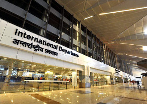 بم کی افواہ سے اندرا گاندھی ایئر پورٹ پر دو پروازیں روکی گئیں