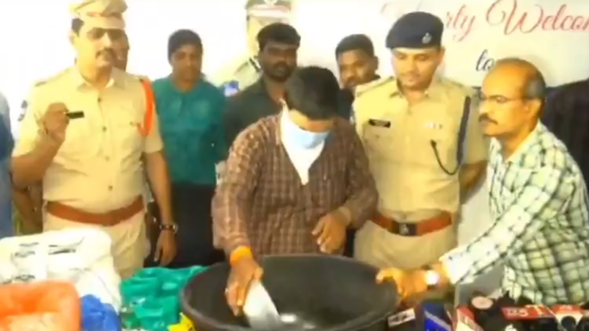 تلنگانہ پولیس کا چھاپہ: 10 گودام ضبط! 4.5 ٹن جعلی چائے پاؤڈر برآمد