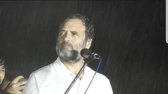 ہمیں کوئی نہیں روک سکتا… موسلا دھار بارش میں بھیگتے ہوئے راہل گاندھی تقریریں کرتے رہے۔
