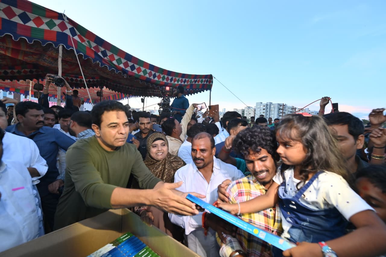کے ٹی آر نے سننم چيرو کے علاقے میں ہائڈرا متاثرین کے ساتھ دیوالی کا تہوار منایا
