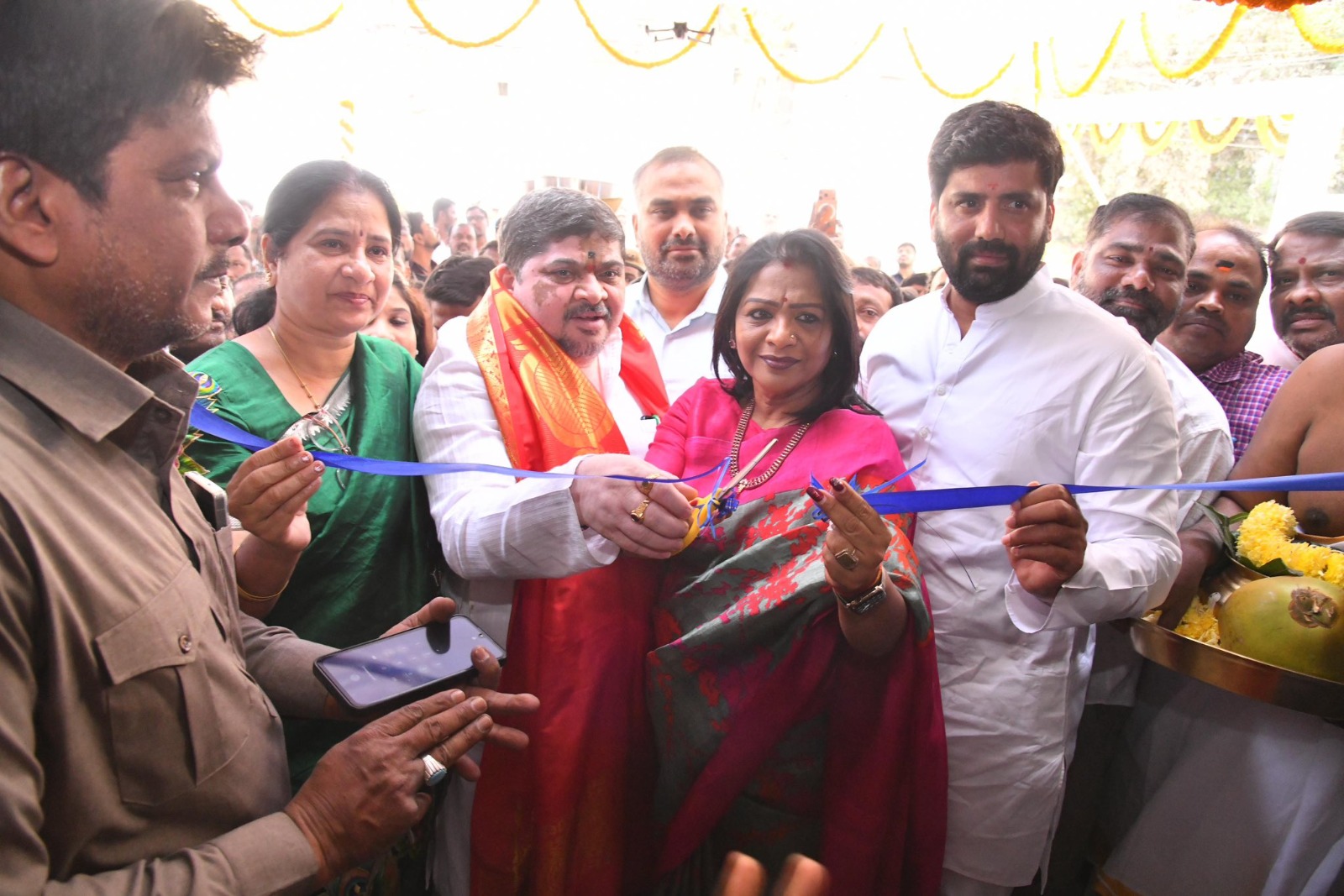 خیرت آباد کے این بی ٹی نگر میں وزیر پونم پربھاکر کے ہاتھوں ملٹی پرپز فنکشن ہال کا افتتاح