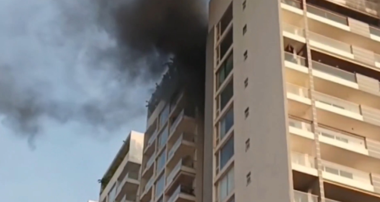 وشاکھاپٹنم میں ویزاگ بیچ روڈ پر ایک اپارٹمنٹ کی ساتویں منزل پر زبردست آگ بھڑک اٹھی۔