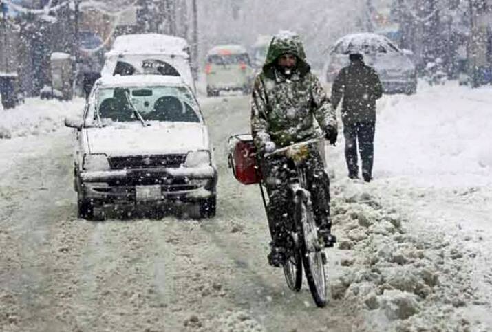 کشمیر کے بالائی علاقوں میں بھاری برف باری، میدانی علاقوں کو ہنوز انتظار