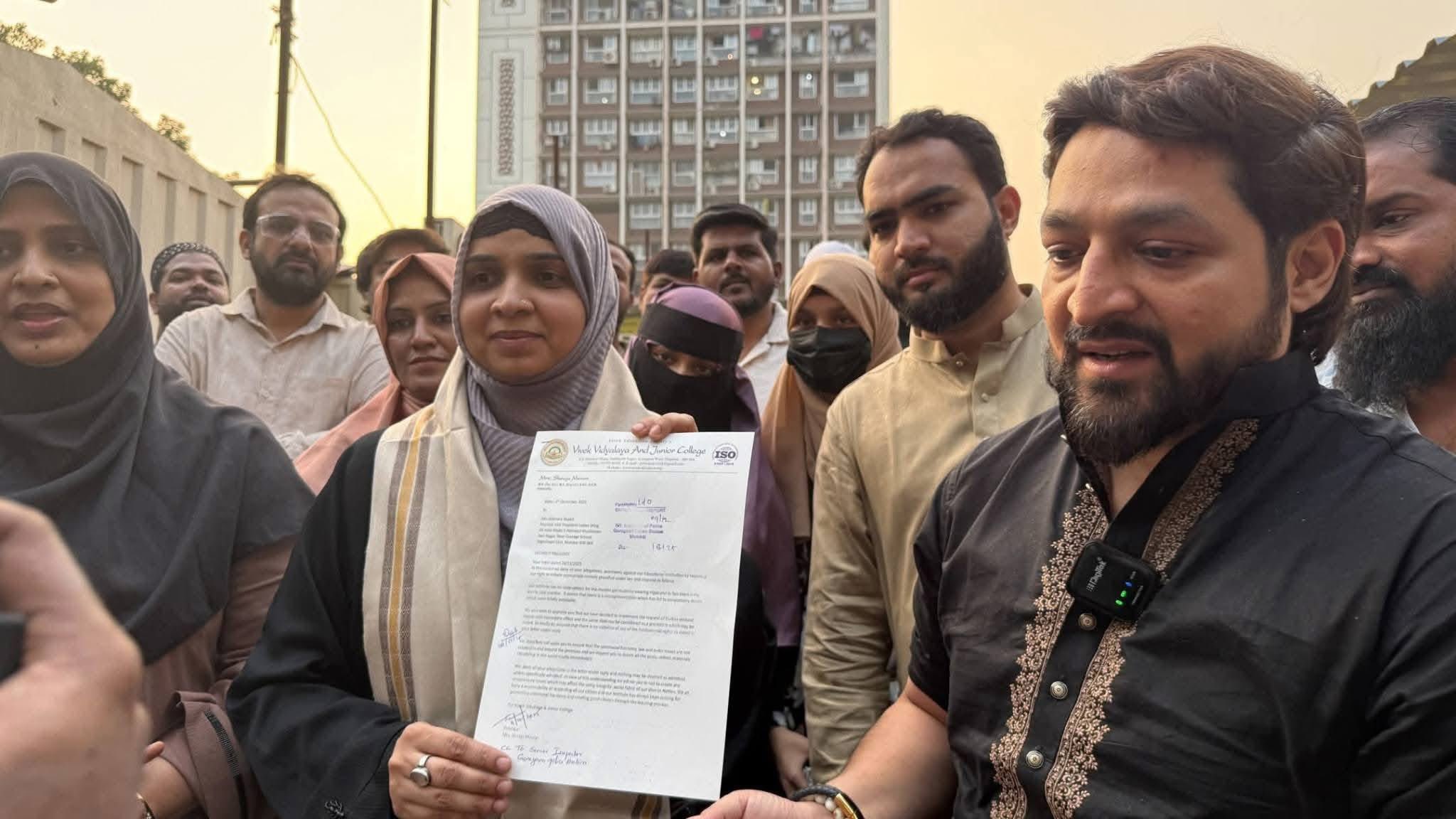 ممبئی کالج میں برقع پابندی کے خلاف طالبات کا احتجاج شدت اختیار کرگیا