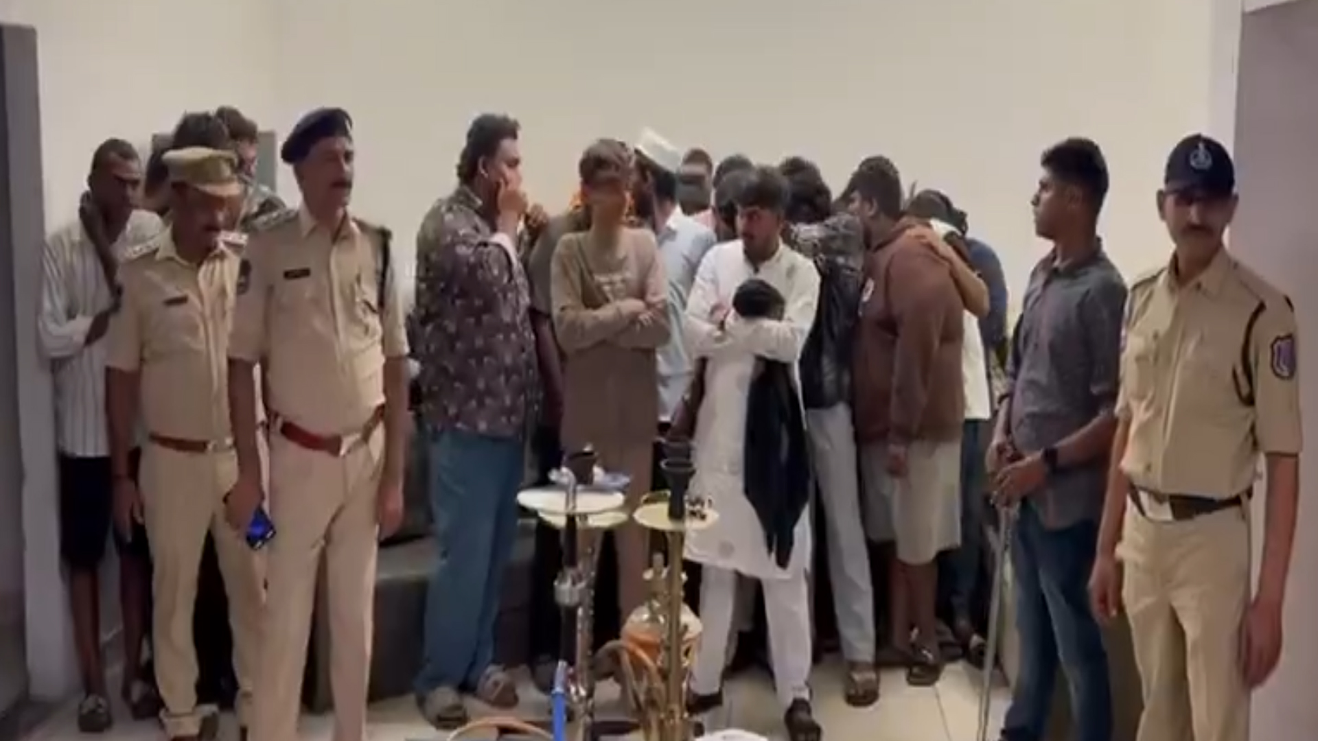 ایل بی نگر میں پولیس کی بڑی کارروائی، غیر قانونی ہُکہ سینٹر سے 38 افراد گرفتار