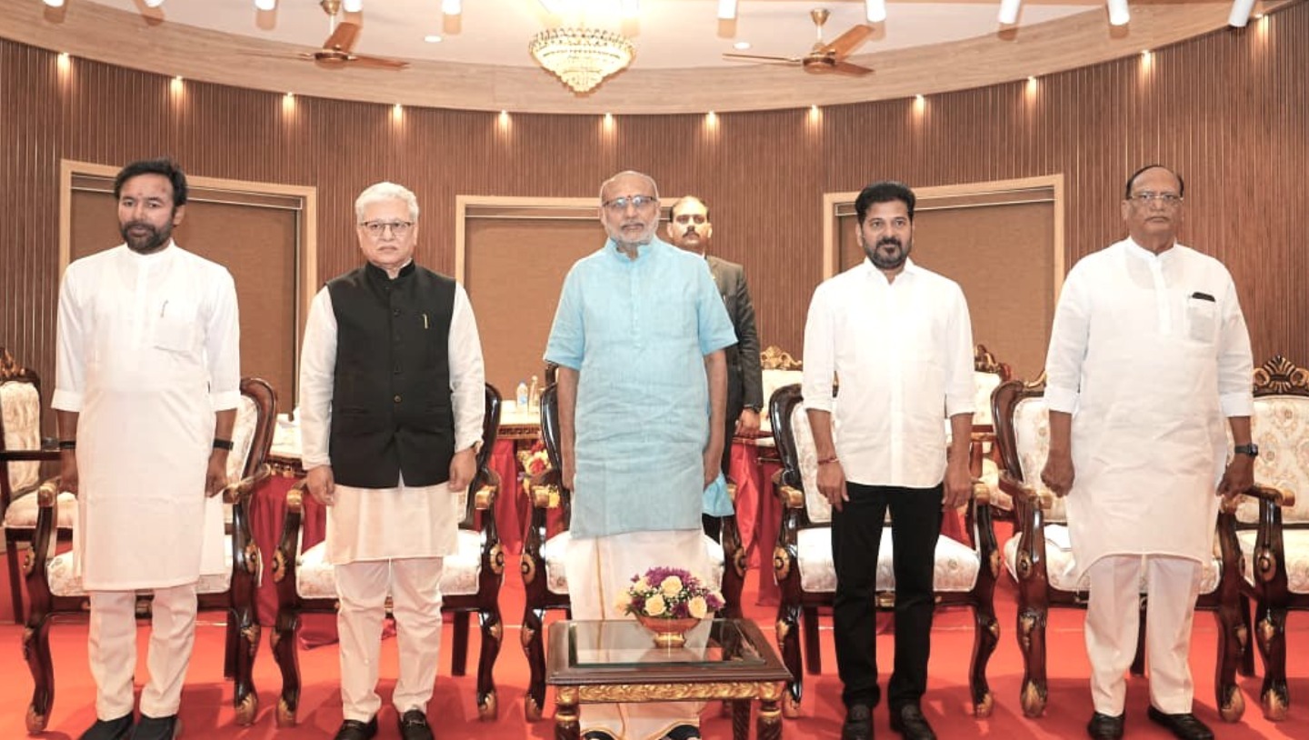 وزیر اعلیٰ ریونت ریڈی کا نائب صدرِ ہند کو پرتپاک استقبال، راج بھون میں خصوصی اجلاس 