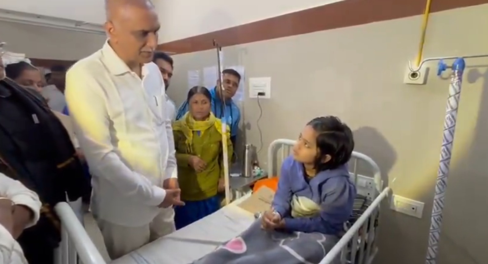ایم ایل اے ہریش راؤ نے کنگ کوٹی اسپتال کا دورہ کیا اور فوڈ پوائزنگ سے متاثرہ طلباء کی عیادت کی۔