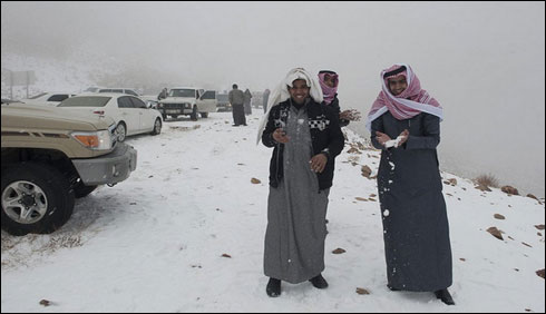 سعودی عرب کے شہر تبوک ریجن میں شدید برف باری   