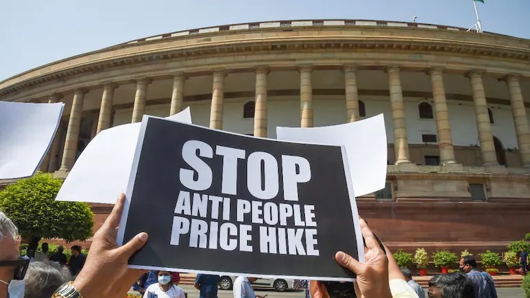 اپوزیشن کا مہنگائی کے خلاف پارلیمنٹ ہاؤس کمپلیکس میں احتجاج