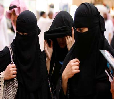 سعودی:کام کرنے والی جگہوں پرننگے سَرخواتین پرہزار ریال جرمانے کا حکم