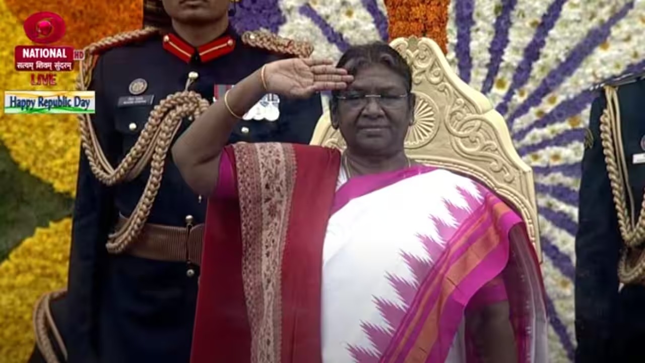 ہندوستان کے 74ویں یوم جمہوریہ کے موقع پر کرتاویہ پاتھ پر قومی پرچم لہرایا گیا