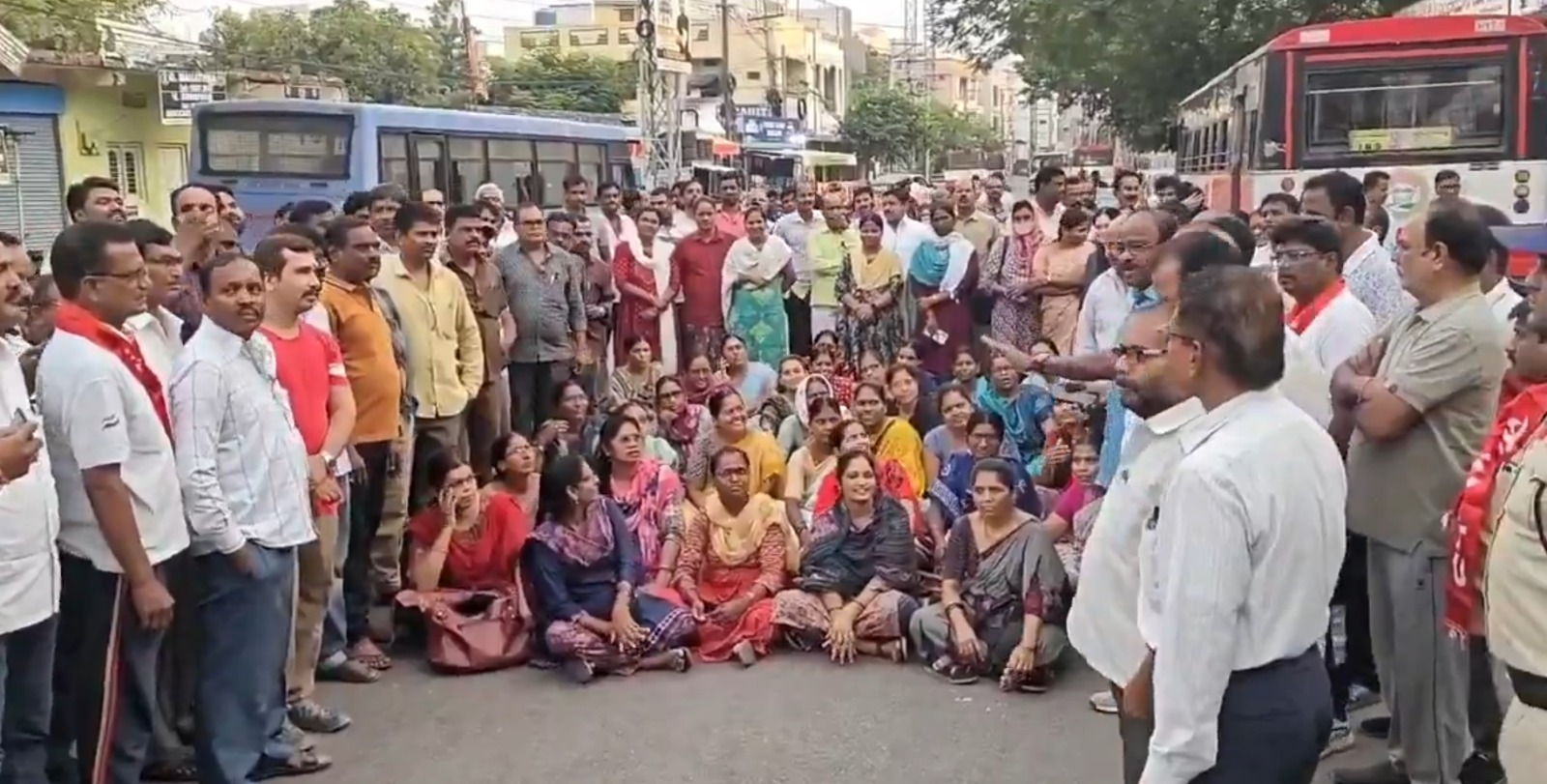 تلنگانہ میں آر ٹی سی ملازمین کی ہڑتال، بس خدمات معطل