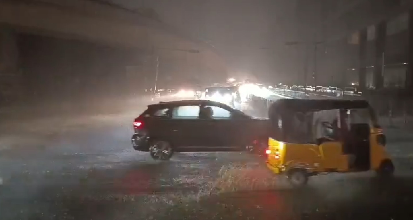 حیدرآباد میں اچانک موسلادھار بارش، عوام کو شدید مشکلات کا سامنا