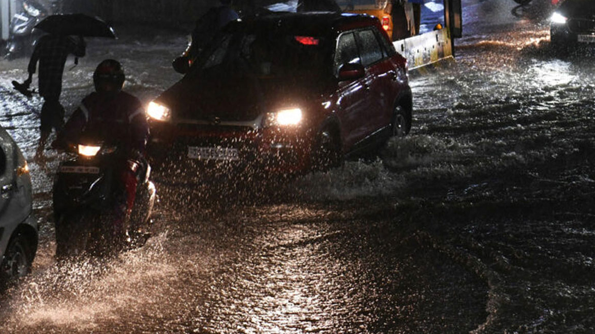 حیدرآباد میں آدھی رات تیز بارش