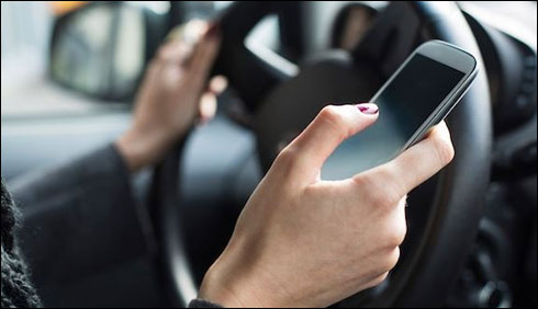 دبئی: ڈرائیونگ کے دوران موبائل کے استعمال پرگاڑی ضبط کرنے کا حکم   