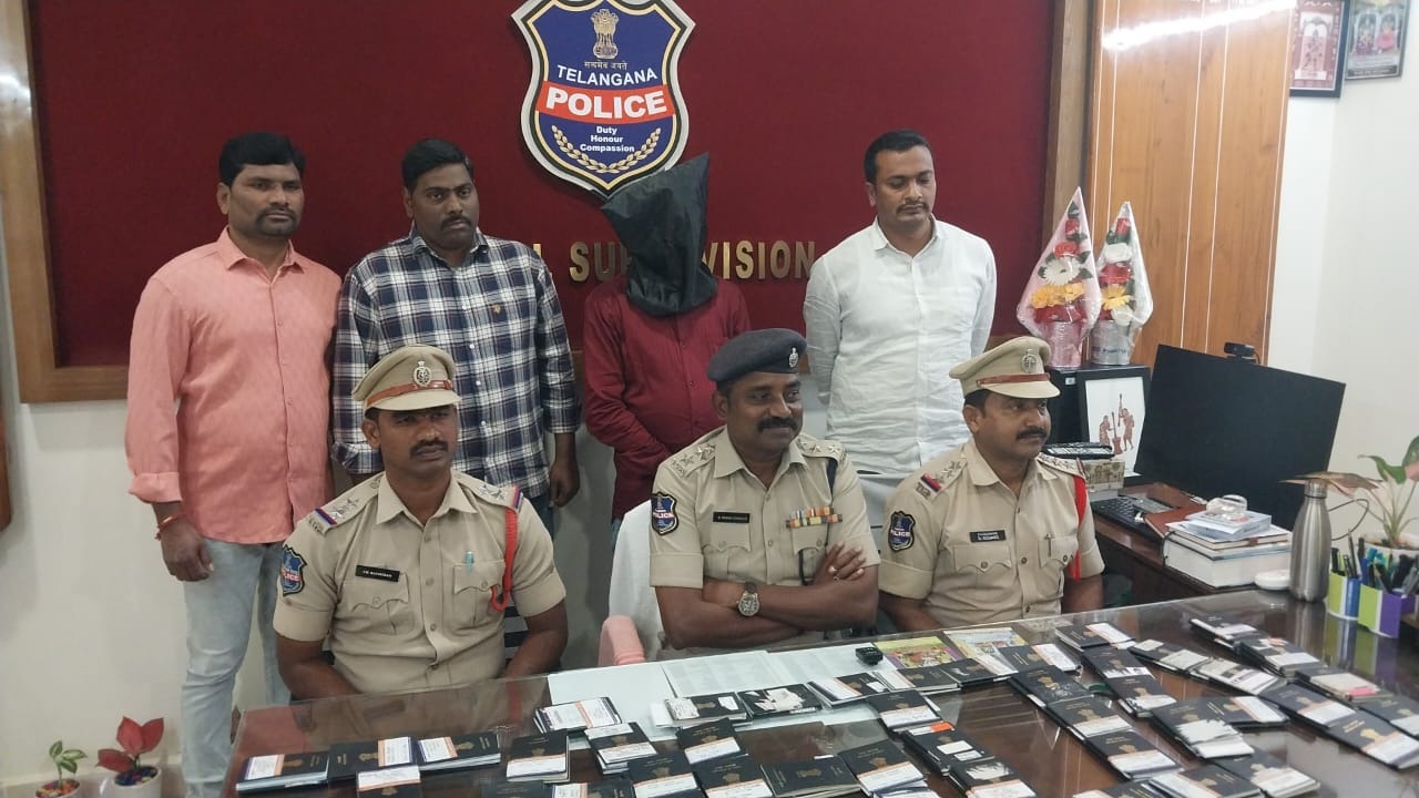 تلنگانہ کے جگتیال میں بیرون  ملک روزگار فراڈ بے نقاب، کنسلٹنسی کا منتظم گرفتار