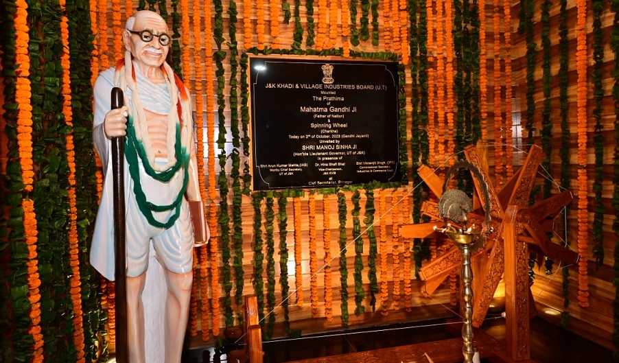 مہاتما گاندھی کی یوم پیدائش پر جمو کشمیر کے سول سیکرٹریٹ میں مجسمہ کی نقاب کشائی
