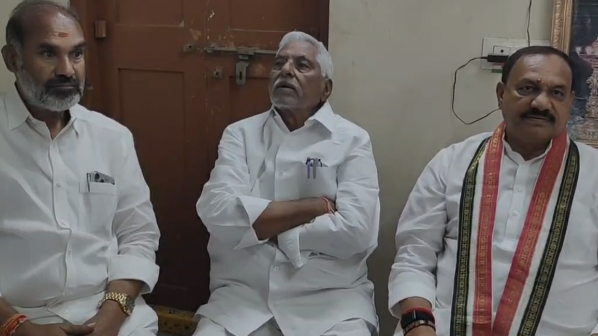 ٹی پی سی سی چیف مہیش کمار گوڑ کی ایم ایل سی ٹی جیون ریڈی سے ملاقات، پارٹی نہ چھوڑنے کی اپیل